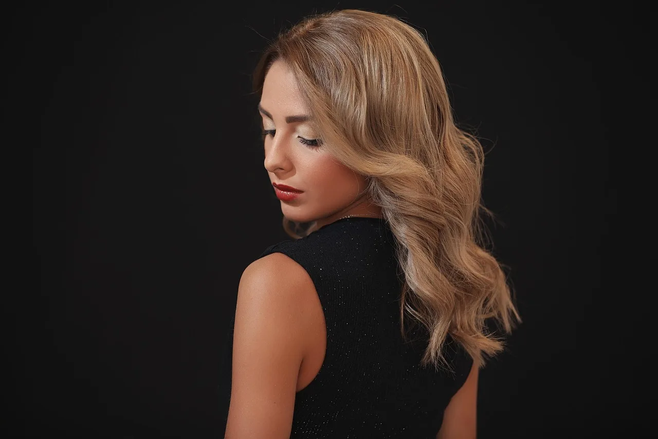 Sombre beżowy blond bez pasemek - sekret idealnego odcienia