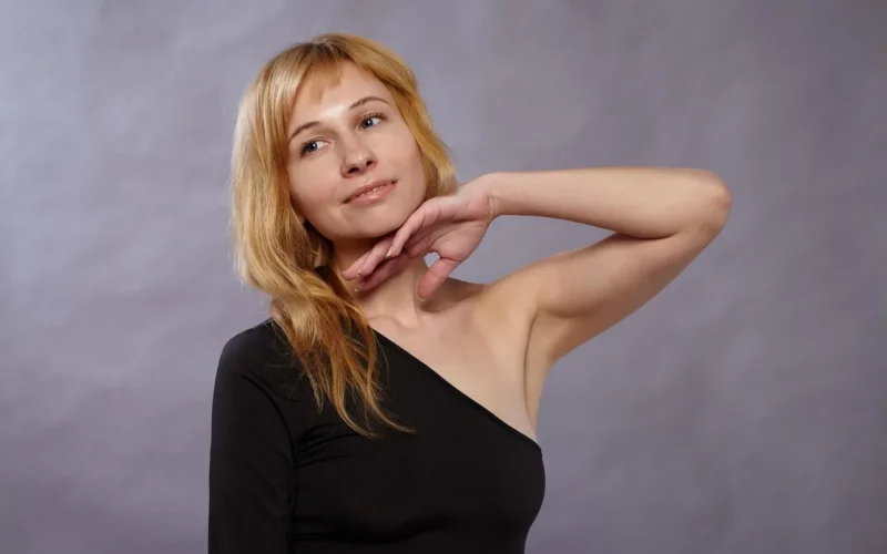 kobieta, piękno, blondynka, portret, dziewczynka, płeć żeńska, osoba, piękny, atrakcyjny, poza, model, tajemniczy, uśmiech, brak wyglądu makijażu, makijaż nago, naturalny makijaż, naturalne piękno, portret kobiecy