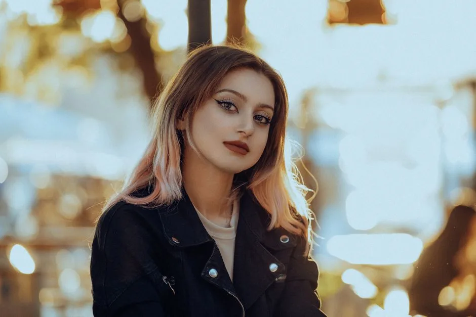 Odmładzające pasemka blond na ciemnym brązie - efekt bez wizyt