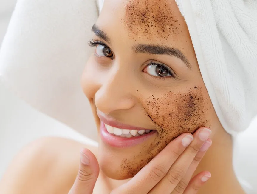 Domowy peeling do twarzy na 4 problemy skórne: receptury i zasady