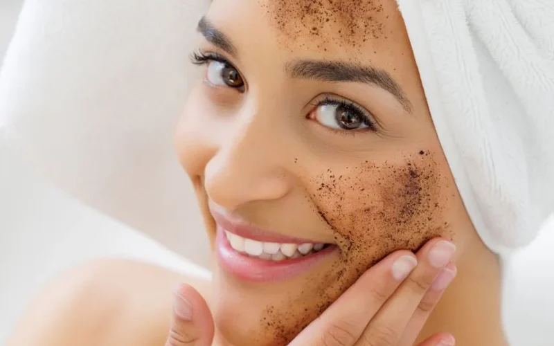 Domowy peeling do twarzy na 4 problemy skórne: receptury i zasady