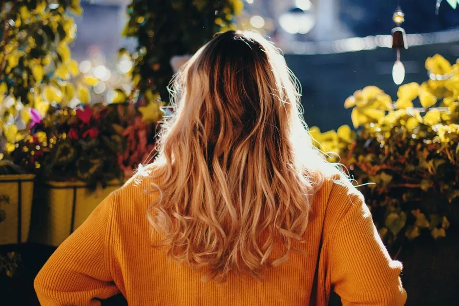 Włosy Naturalny Blond: Kompletny Poradnik Pielęgnacji i Odcieni