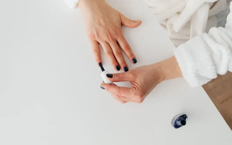 Malowanie paznokci krok po kroku: od bazy po top coat
