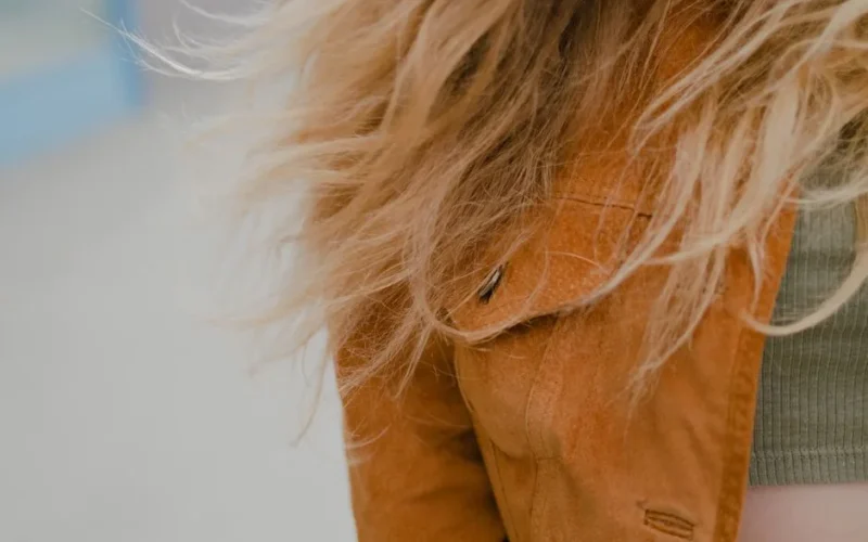Ciemny beżowy blond - jak wygląda i czym różni się od innych odcieni